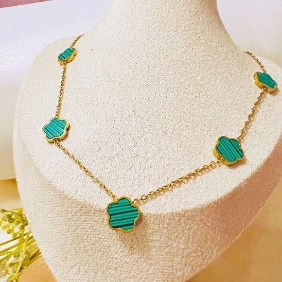 Gold Plated Clover GREEN Necklace 5 Petals Unisex Womens Mens - Picture 1 of 7